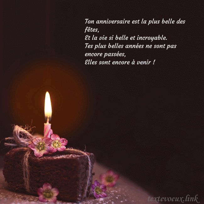 Carte animée - un gâteau avec une bougie allumée