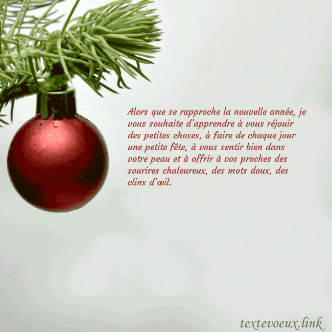 Carte postale avec un jouet d'arbre de Noël rouge Alors que se rapproche la nouvelle année, je vous Carte postale avec un jouet d'arbre de Noël rouge