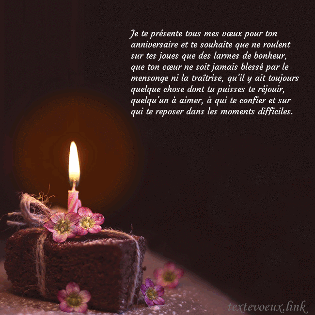 Carte animée - un gâteau avec une bougie allumée