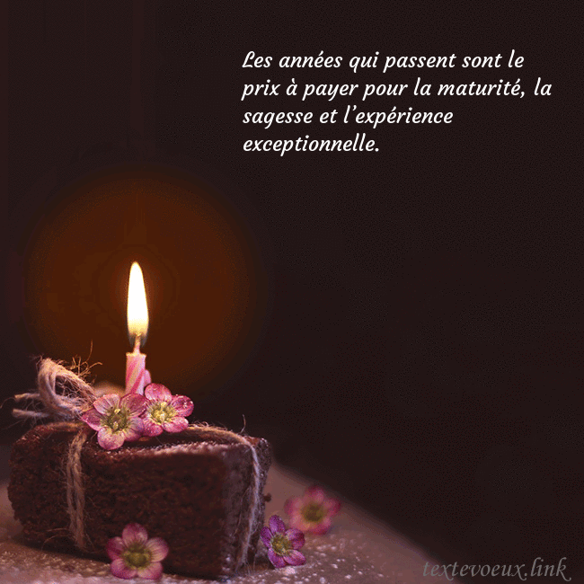 Carte animée - un gâteau avec une bougie allumée