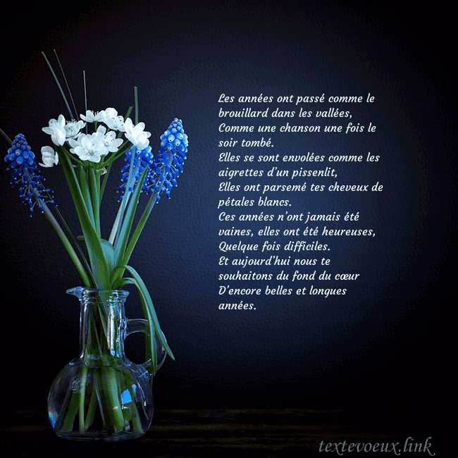 Carte de voeux avec des fleurs bleues dans un vase