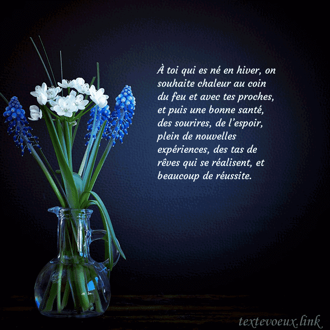 Carte de voeux avec des fleurs bleues dans un vase
