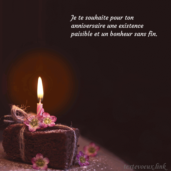Carte animée - un gâteau avec une bougie allumée