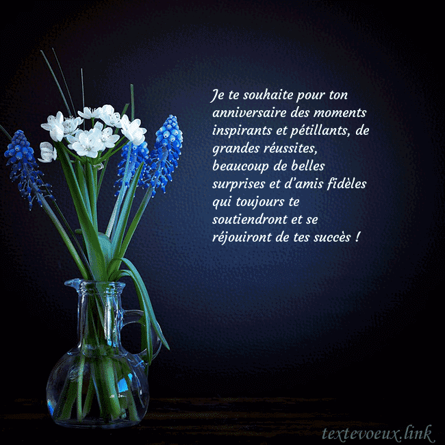 Carte de voeux avec des fleurs bleues dans un vase