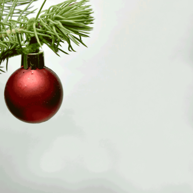 Cartes de bonne année Carte postale avec un jouet d'arbre de Noël rouge