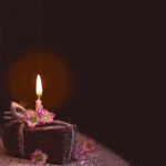 Cartes d'anniversaire personnalisées Carte animée - un gâteau avec une bougie allumée